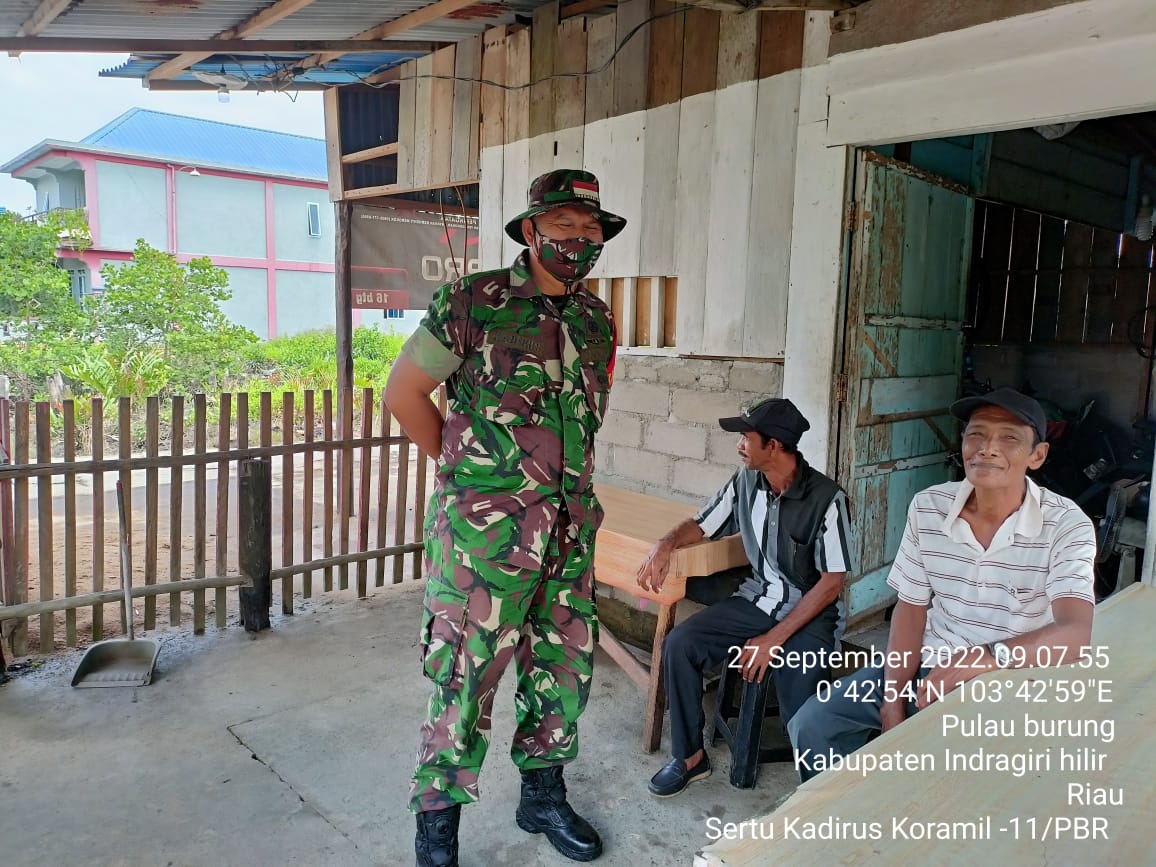 Sertu Kadirus Babinsa Koramil 11/Pulau Burung Menjaga Kerukunan Antar Warga