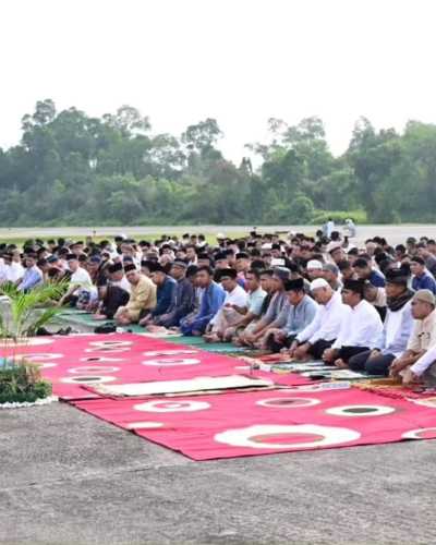 Ratusan Jamaah Muslim Memadati Apron Base Ops Lanud Rsn Untuk Sholat Idul Adha