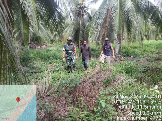 Babinsa menjaga stabilitas keamanan wilayah dan mencegah potensi gangguan di area perbatasan desa.