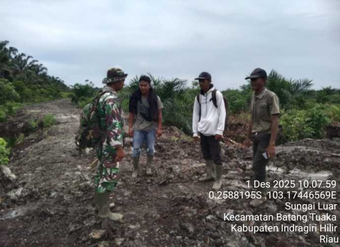 Babinsa Batang Tuaka Lakukan  pemusatan patroli tapal batas di wilayah rawan karhutla