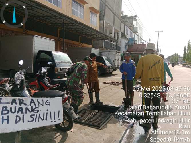 Babinsa Serda Ronald Manalu Pimpin Gotong Royong Bersihkan Drainase di Tembilahan Hulu