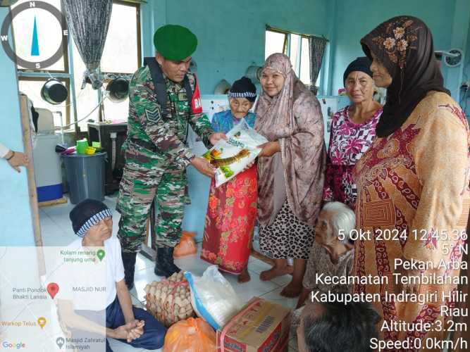 Berbagi Bahagia Peringati HUT TNI Ke 79, Babinsa koramil 01/Tembilahan  Santuni Panti Jompo.