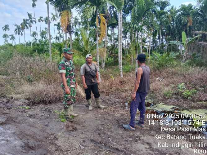 Babinsa mencegah konflik tapal batas melalui patroli terpadu bersama warga: