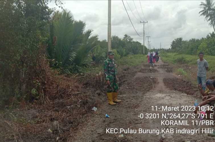 Babinsa Bersama Perangkat Desa Bekerja Perbaiki Jalan Poros