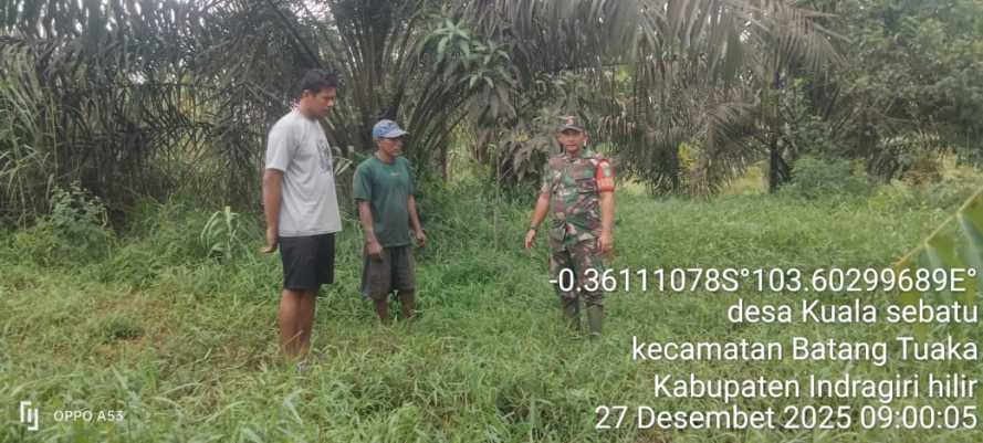 Babinsa melaksanakan patroli tapal batas dalam rangka menihilkan hotspot dan menjaga kamtibmas