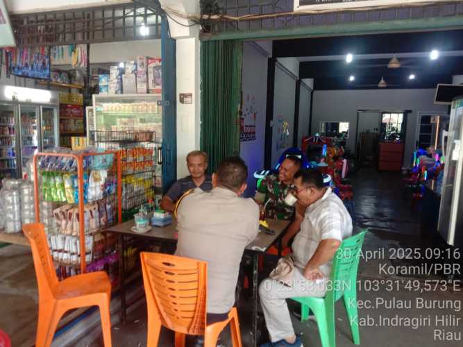 Babinsa Koramil 11/Pulau Burung Perkuat Kebersamaan dan Kamtibmas Melalui Komsos