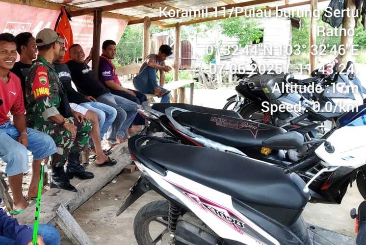 Babinsa Koramil 11/Pulau Burung Lakukan Dialog Sosial di Momen Lebaran Idul Adha 1446 H