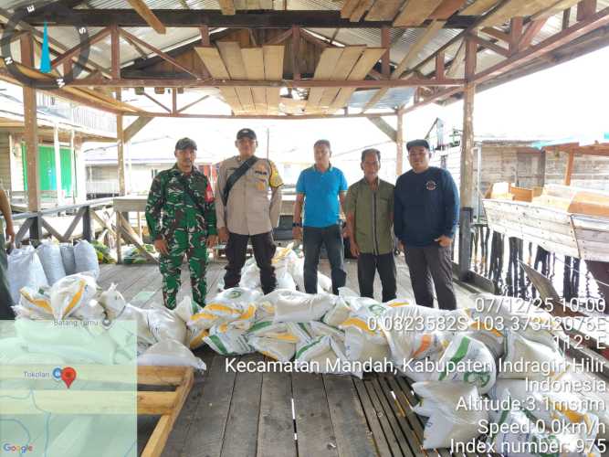 Babinsa Batang Tumu Awasi Penyaluran Bantuan Pangan Pemerintah, 189 KK Terima Beras dan Minyak Goreng