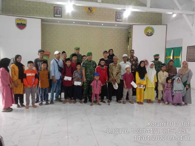 Danramil 01/Tembilahan Serahkan Santunan Danrem Untuk Anak Yatim dan Fakir Miskin