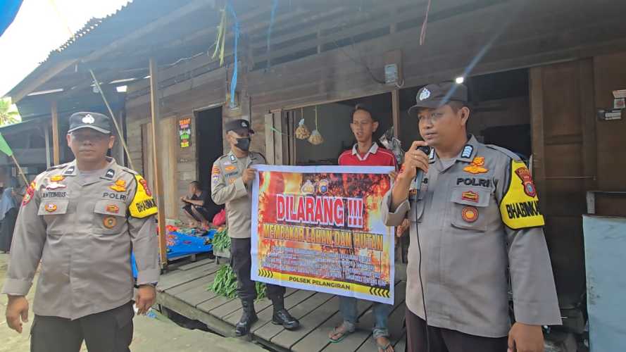 Hadapi Musim Kemarau 2026, Polsek Pelangiran Sosialisasi Larangan Bakar Lahan dan Penggunaan Masker kepada Pedagang Pasar