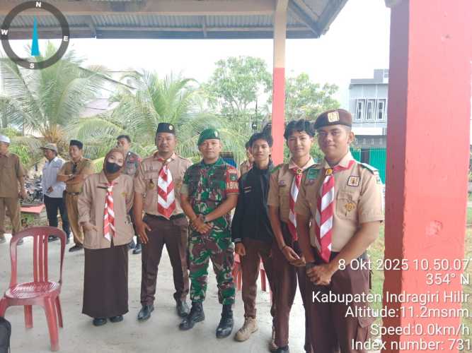 Babinsa Koramil 12/Batang Tuaka Ajak Generasi Muda Pramuka Jaga Nilai Pancasila dan Kamtibmas