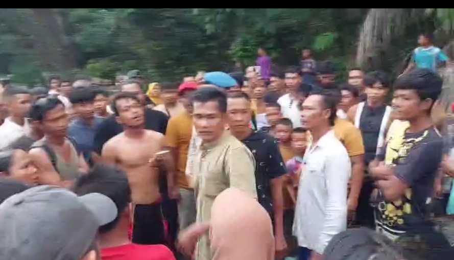 Aksi Spontan Warga Kembali Di Tunjukkan Kepada Pelaku yang di Duga Bandar Narkoba di Rohil