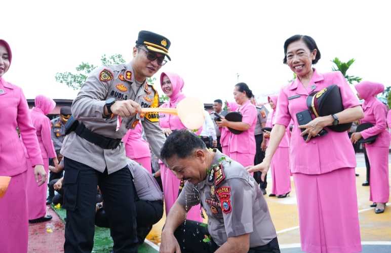 Tradisi Siram Kembang Warnai Kenaikan Pangkat Kapolsek Keritang