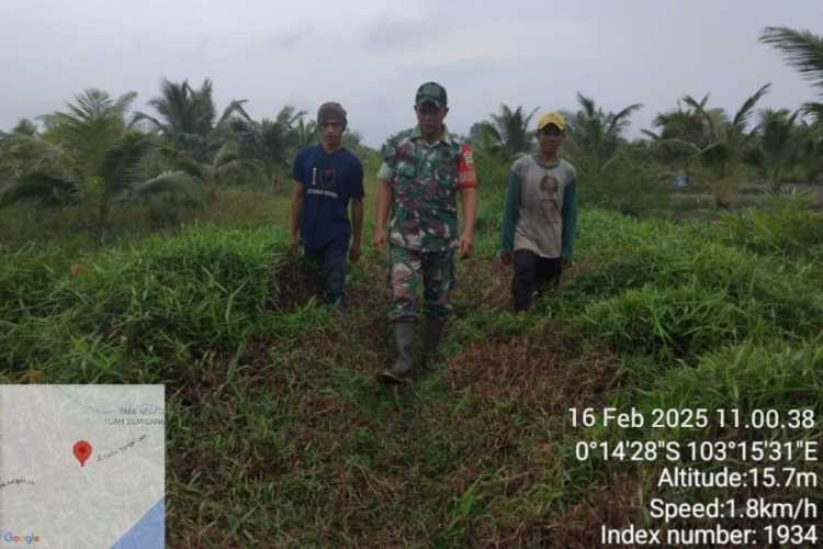 Babinsa Koramil 12/Btk Kodim 0314/Inhil Gelar Patroli dan Sosialisasi Pencegahan Karhutla di Sungai Piring