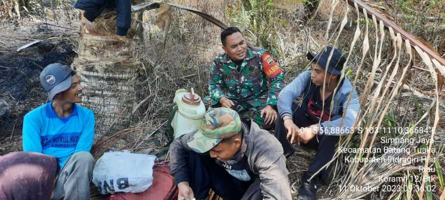 Babinsa Simpang Jaya Jalin Komunikasi Pencegahan Karhutlah Kepada Petani Setempat