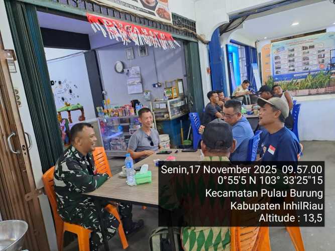 Babinsa menjaga harmonisasi bersama tokoh masyarakat Pulau Burung: