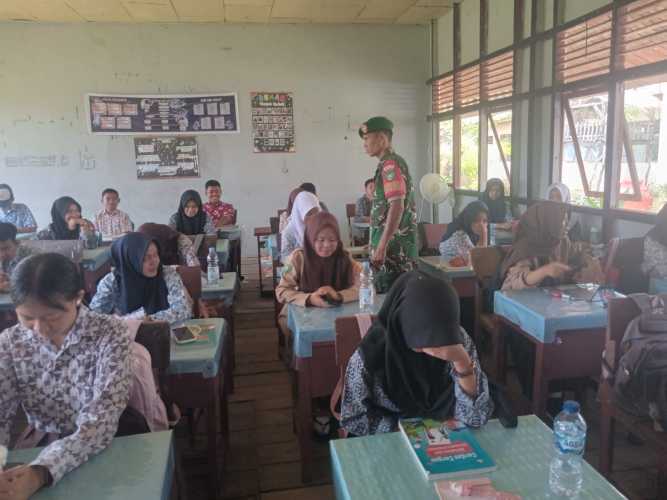 Sertu Deni Sutrisno Dampingi Penyaluran 2.632 Porsi Program Makan Bergizi Gratis di Tembilahan