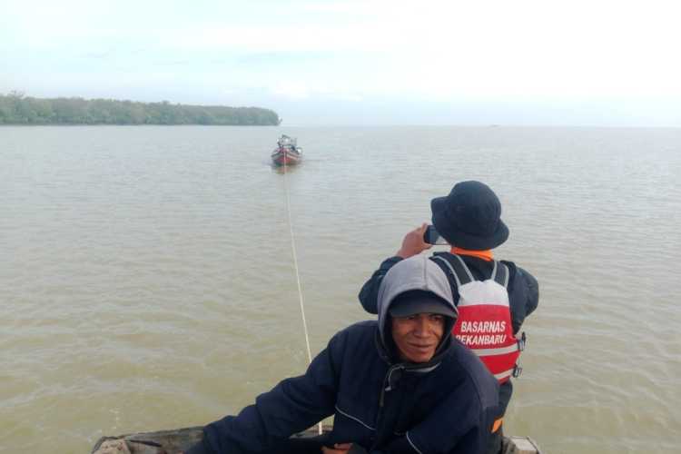 Kapal Mati Mesin di Perairan Pulau Halang, Basarnas Pekanbaru Evakuasi 4 Nelayan