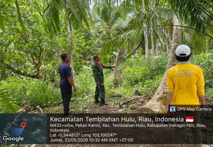 Bahu-Membahu Jaga Kampung, Serda Miskal Bersama Warga Susuri Tapal Batas Tembilahan Hulu
