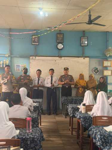 Peduli Pendidikan, Kapolsek Tembilahan Sambangi SMPN 1 Tembilahan, Motivasi Siswa dan mengajak Jauhi Narkoba