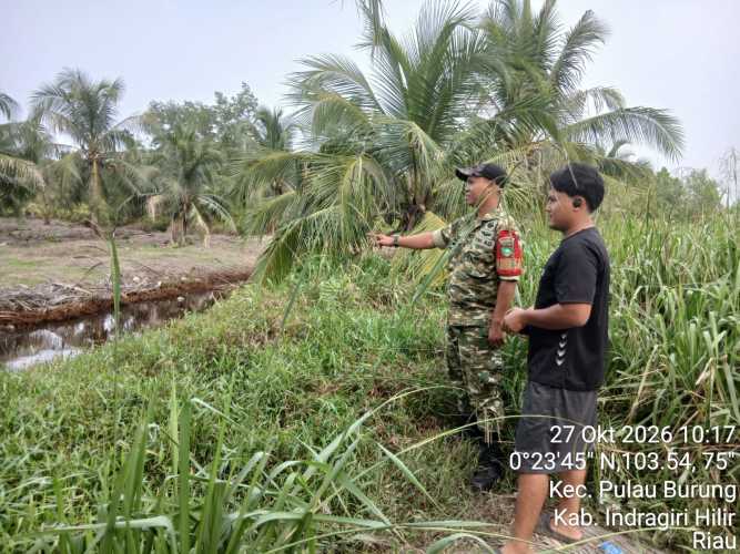 Tingkatkan Keakuratan Teritorial, Babinsa Koramil 11/PBR Lakukan Pembaruan Koordinat Tapal Batas Desa