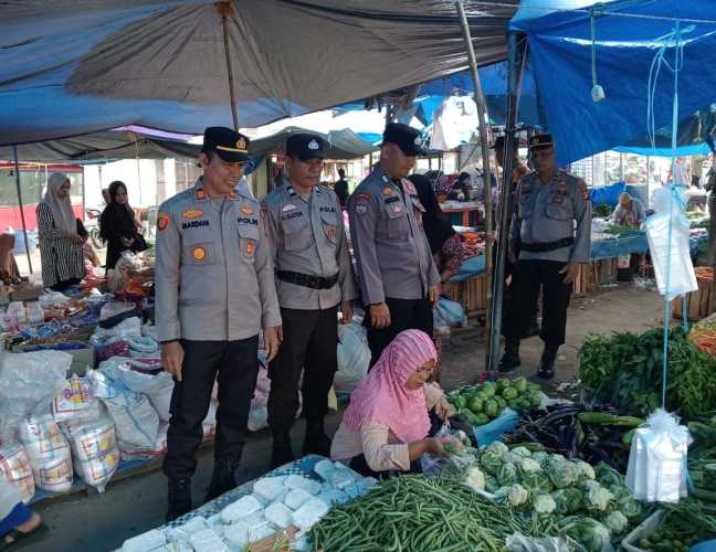 Berikan Rasa Aman & Nyaman kepada Masyarakat, Kapolsek Kempas bersama Personil Gencar Patroli di Pasar.