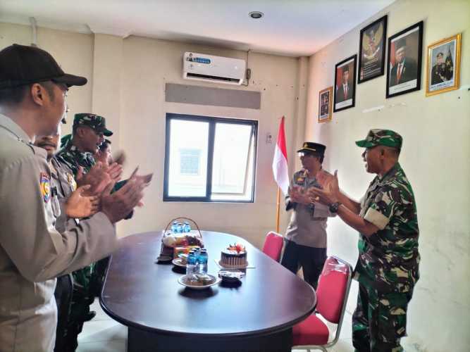 Danramil 11/Pulau Burung Berikan Surprise HUT Bhayangkara Ke -77