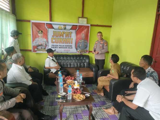 Melalui Jumat Curhat, Kapolsek Pulau Burung Ajak Warga Aktif Jaga Keamanan Lingkungan