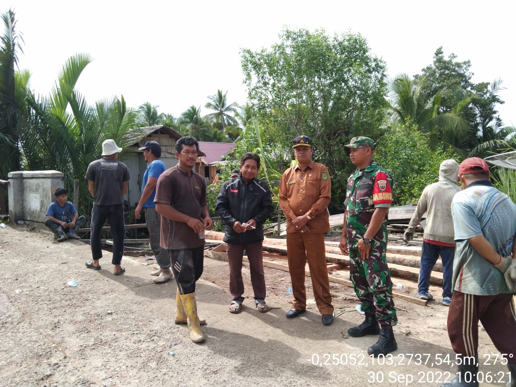 Serda Syafrijon Babinsa Koramil 12/Batang Tuaka Berkomunikasi dengan Kepala Desa