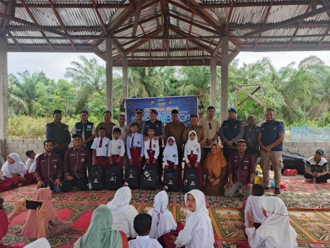Kolaborasi Sat Polairud Polres Pelalawan dan Baznas Kab. Pelalawan dalam Program JALUR untuk Membantu Warga Pesisir Perairan