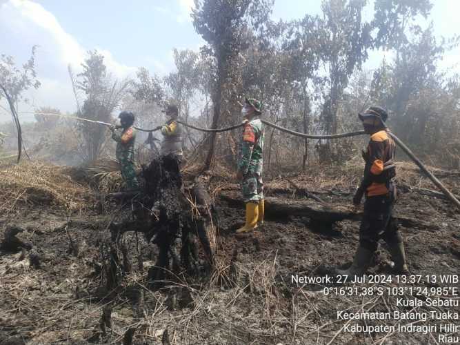 Babinsa Batang Tuaka Berjibaku Jinakkan Api di Dusun Mekarsari