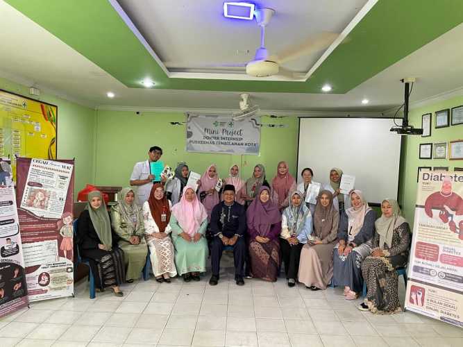 Dokter Internsip UPT Puskesmas Tembilahan Kota Presentasikan Miniproject