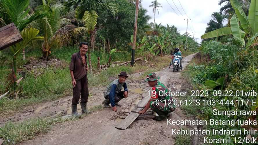 Serda Sukiran Bersama Petani Desa Lakukan Gotong Royong