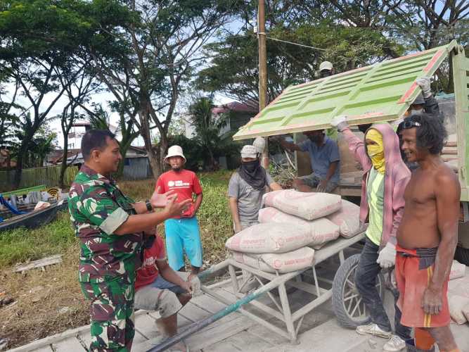 Babinsa Tembilahan Hulu Barat Jangkau Buruh Angkut