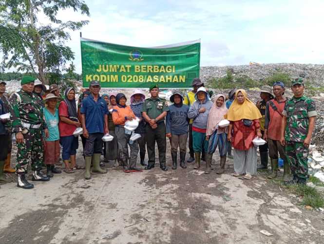 Jumat Berbagi Bentuk Nyata Kepedulian TNI  Meringankan Ekonomi Warga