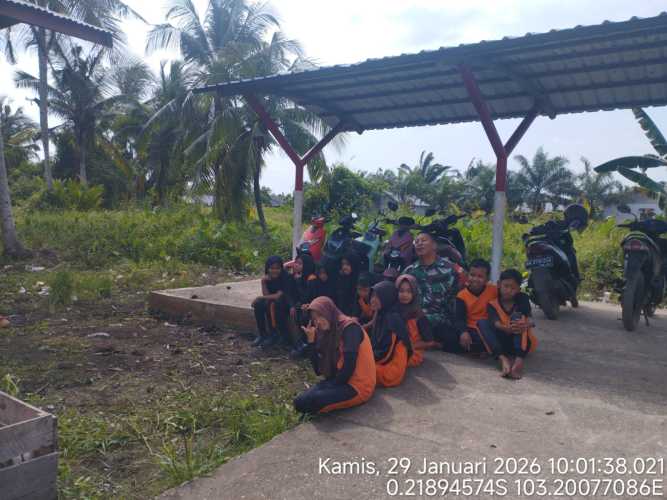 Babinsa Sungai Dusun Ajak Siswa SD Lebih Semangat Belajar dan Mengamalkan Pancasila