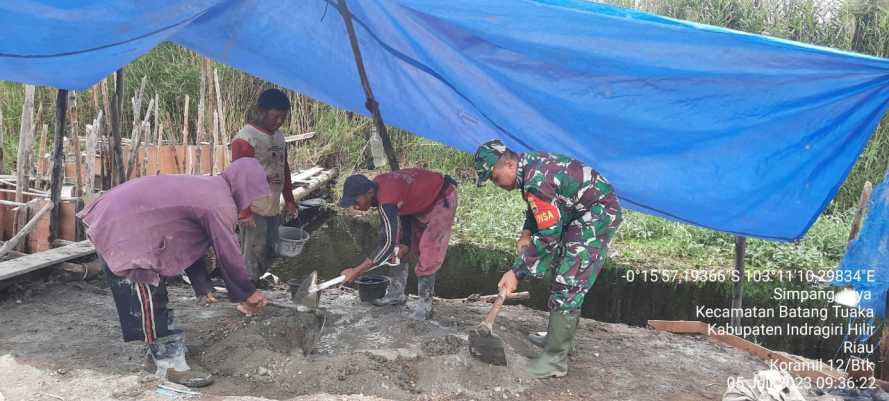 Sambil Bergotong Royong, Babinsa Gelar Sosialisasi