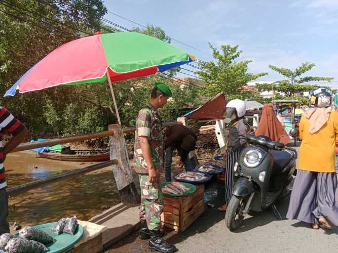 Babinsa Serda Ronald Manalu Gerak Cepat Lerai Kemacetan di Pasar Tumpah Kelurahan Tembilahan Hulu