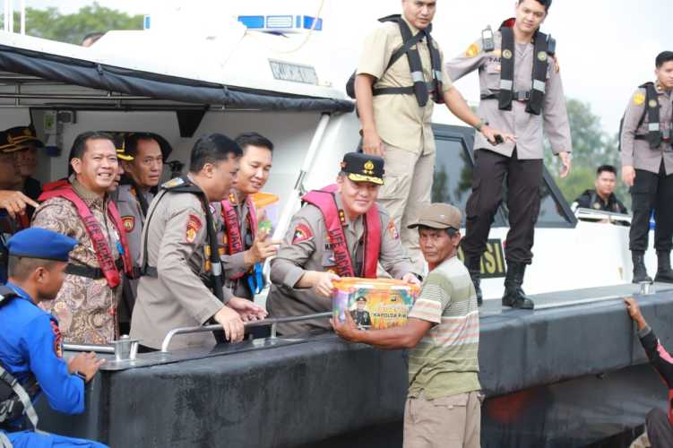 Menyusuri Sungai Siak, Kapolda Riau Dengarkan Curhatan Nelayan Sambil Bagikan Sembako