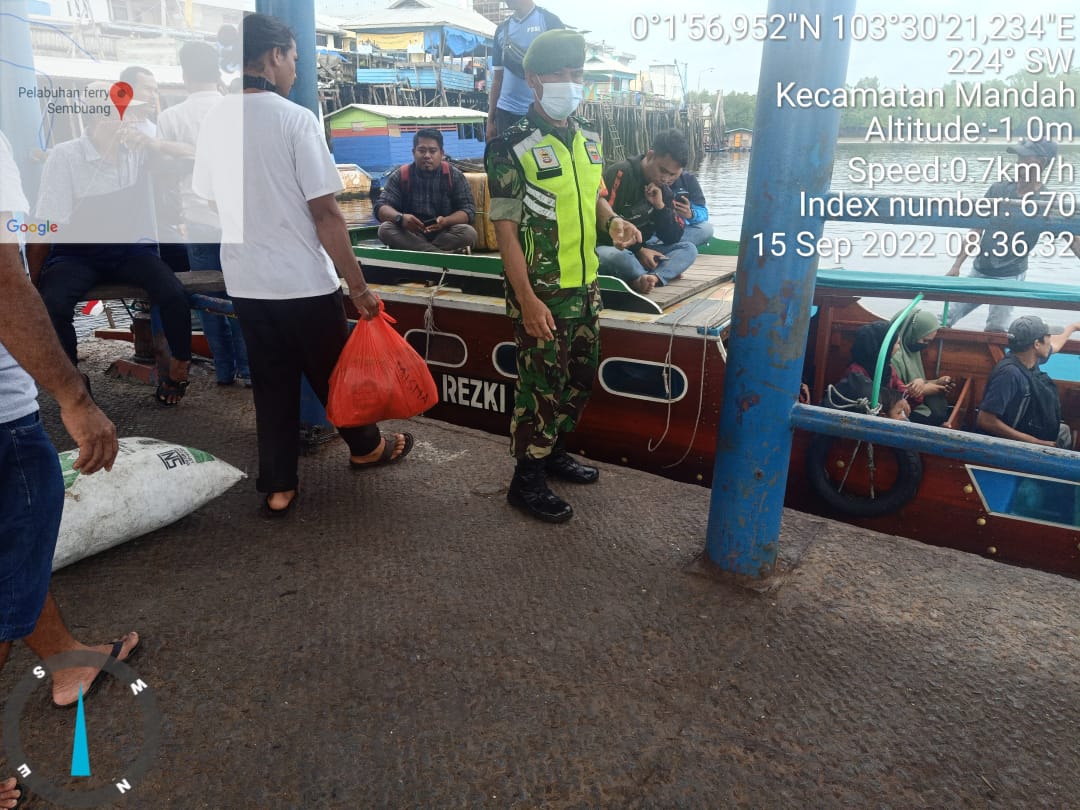 Serma H.Situmorang Babinsa Koramil 08/Mandah Kodim 0314/Inhil Stabilkan Mobilisasi Penumpang