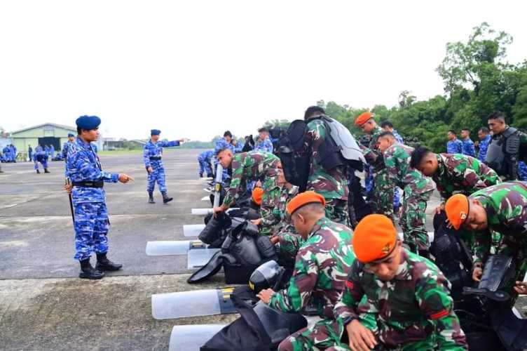 Danlanud Rsn Mengecek Kesiapan Pasukan  PHH Bandara
