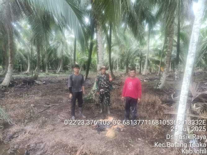 Babinsa Koramil 12/Batang Tuaka Aktif Cegah Karhutla melalui Sosialisasi dan Patroli
