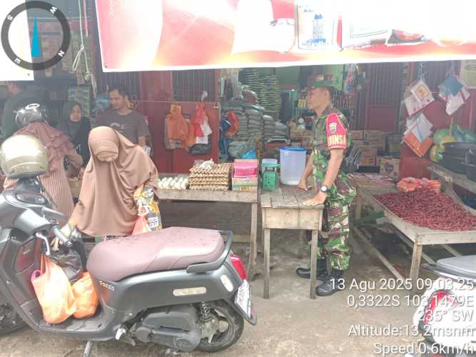 Babinsa Koramil 01/TBH Kodim 0314/Inhil Aktif Jaga Ketertiban dan Keamanan Pasar Kayu Jadi