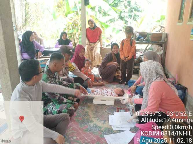 Babinsa Sialang Panjang Dampingi Penimbangan dan Vaksinasi Balita, Wujud Kepedulian TNI terhadap Kesehatan Masyarakat
