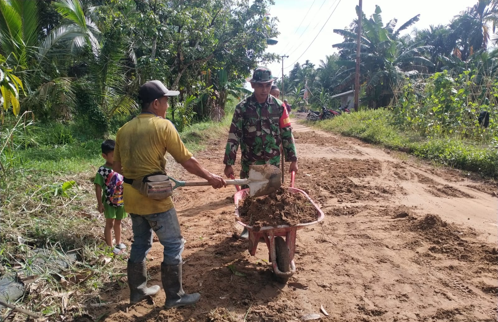 Serka  Masri Babinsa Koramil 01/Tembilahan Aktif Berjuang Bersama Rakyat