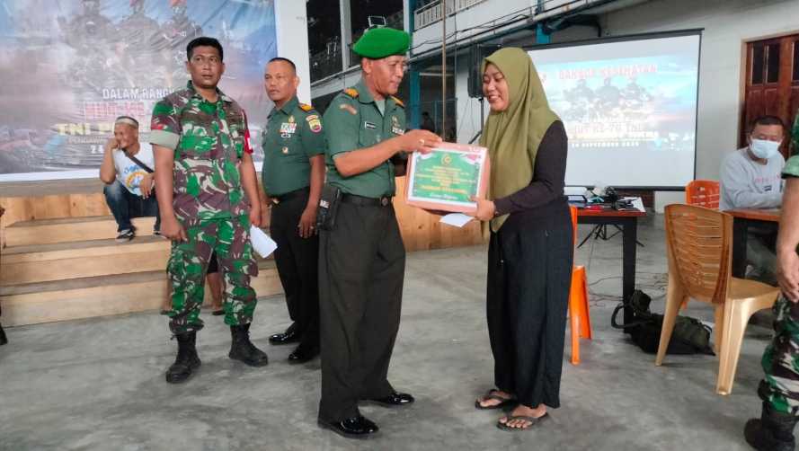 Bakti Sosial kesehatan Dalam Rangka memperingati HUT TNI Ke-78,Koordinator Kesehatan Baksos Serahkan Bantuan Sembako