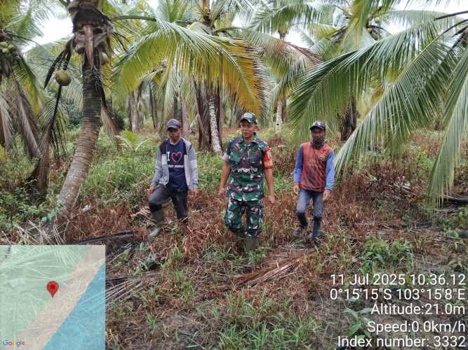 Babinsa Koramil 12/Batang Tuaka Gelar  patroli kawasan perkebunan wilayah binaannya