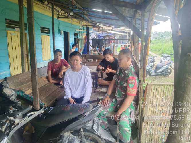 Babinsa membuka ruang diskusi terbuka untuk dua objek sosialisasi (Koperasi Desa Merah Putih serta penerimaan Caba PK dan Cata PK TA 2026)