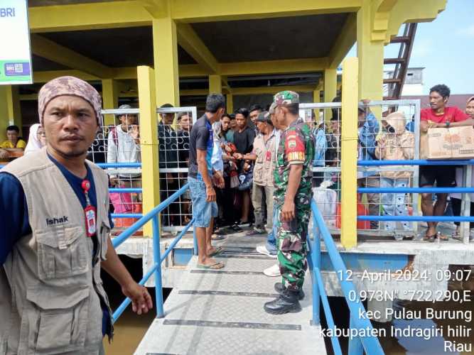 Babinsa Koramil 11/Pulau Burung H+3 Masih Mengamankan Arus Mudik di Pelabuhan 00