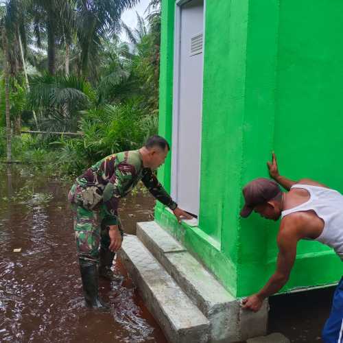 Danramil 08/Mandah Kapten Inf Rohadi Handoko Pimpin Pemeriksaan Akhir Pembangunan MCK TMMD ke-123